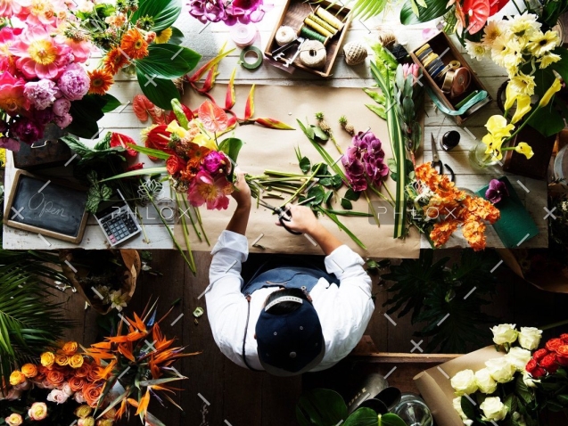 demo-attachment-144-flower-shop-business-owner-working-service-PSEGWHL